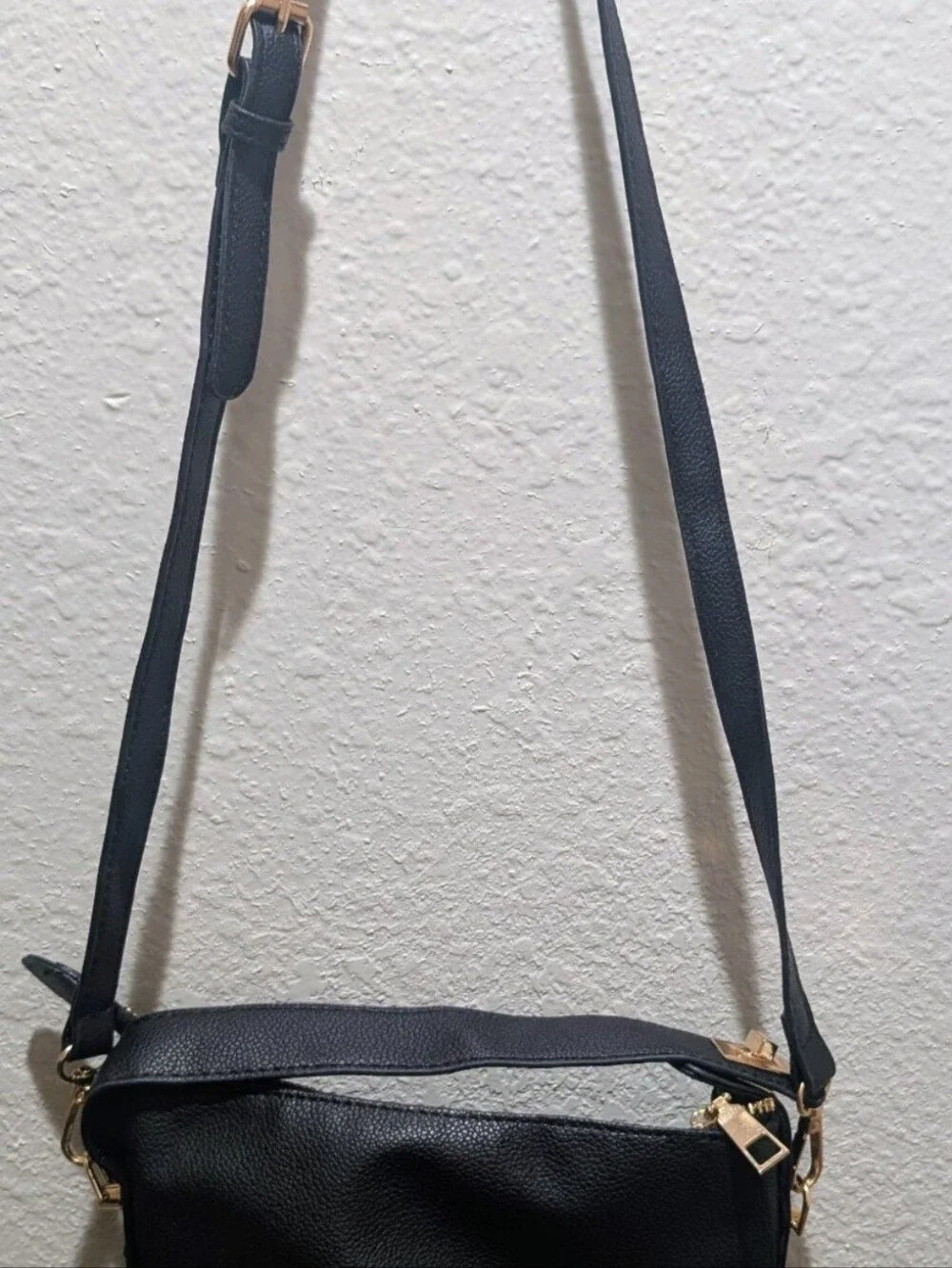 Black Leather Crossbody Shoulder Bag w/adjustable straps gold tone hardware New